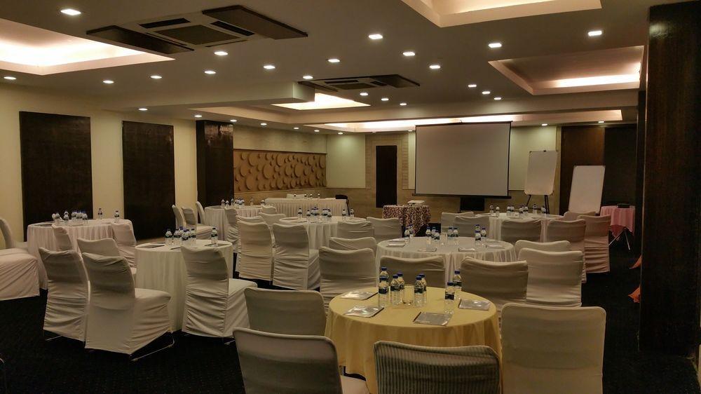 Corporate Regency Hotel New Delhi Buitenkant foto