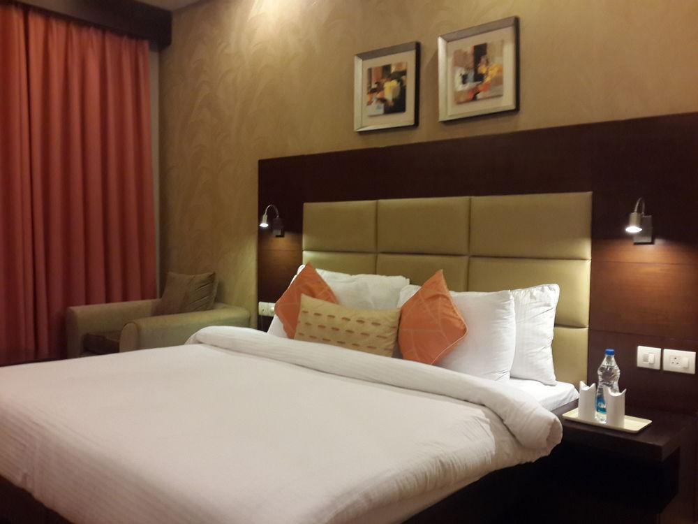 Corporate Regency Hotel New Delhi Buitenkant foto